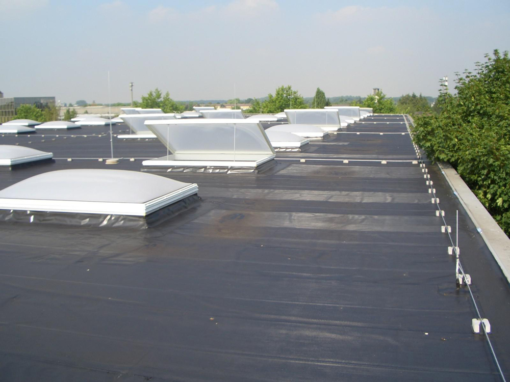 Sanierte Dachfläche mit 38 Lichtkuppeln (mit und ohne RWA-Funktion)